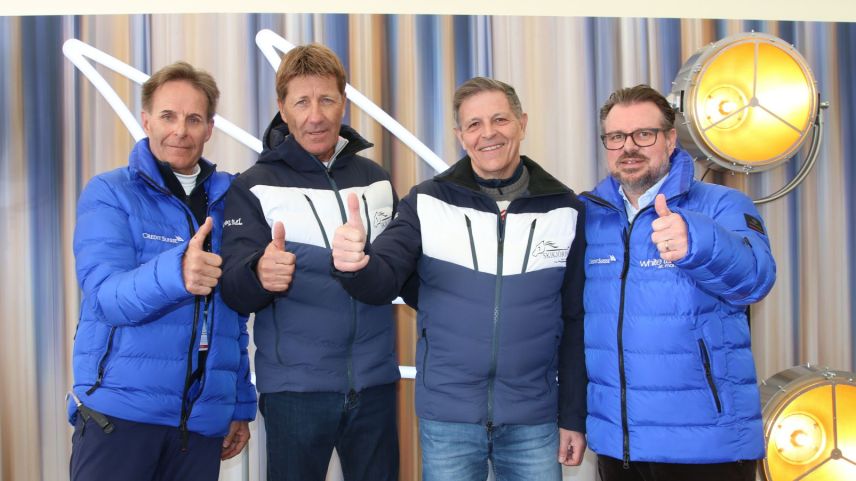 Lupo Wolf, Franco Moro und Köbi Broger mit Stephan Uebersax von der Credit Suisse, welche das Skijöring-Rennen seit Jahren sponsert. 	Foto: Christian Mettler