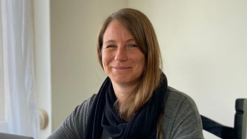 Martina Grond da Scuol instruischa daspö desch ons a Schwammendingen (fotografia: mad).