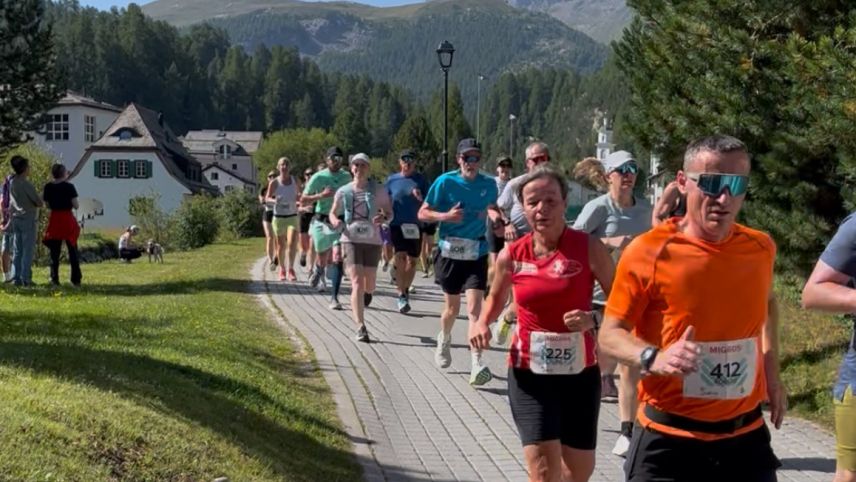 Die Läuferinnen und Läufer kurz nach dem Start in Sils. Foto: Andrea Gutgsell