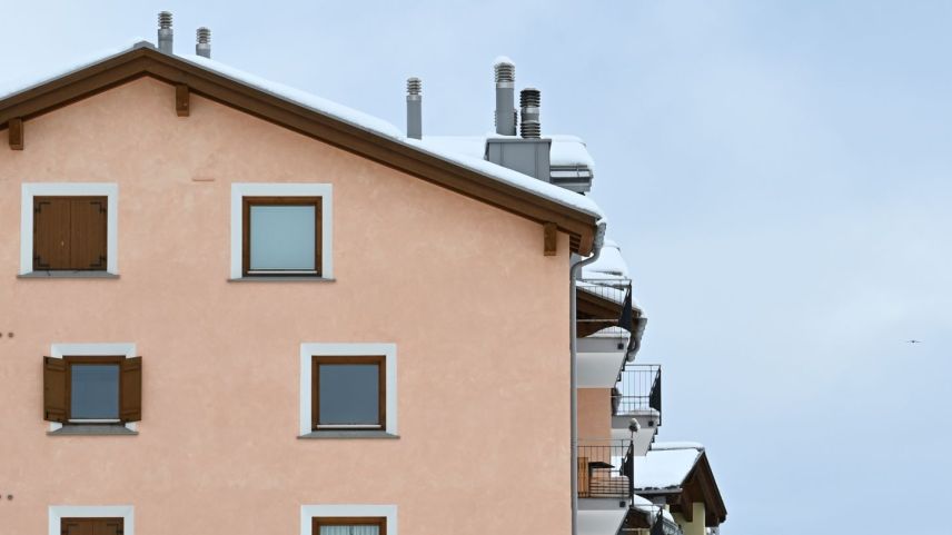 Die Angebotsknappheit übt grossen Druck auf die Immobilienpreise in Graubünden aus. Foto: Reto Stifel