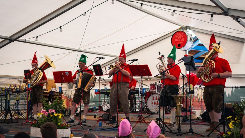Die Gastgeber: "7 nanins da Scuol". Foto: Noa Luzzi