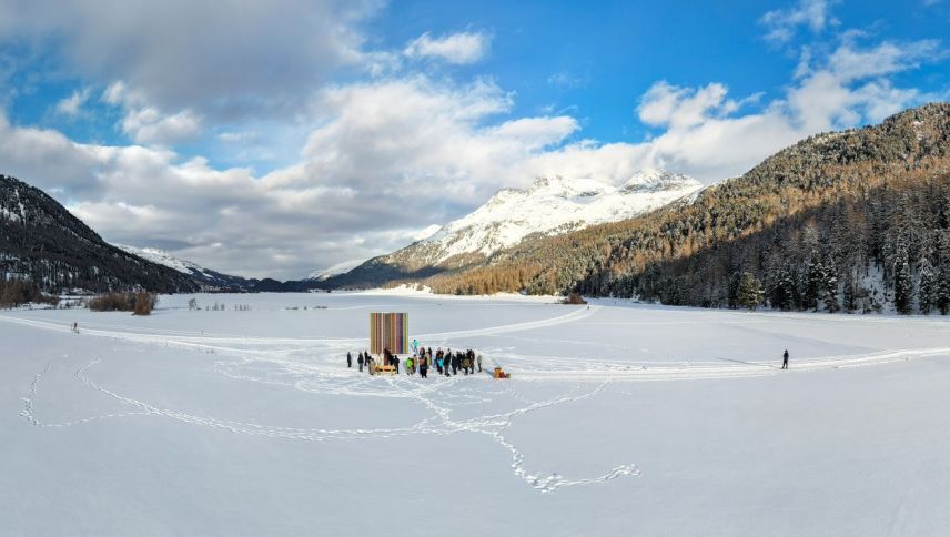 Im Rahmen einer kleinen Feier wurde die Skulptur des Künstlers Gerhard Richter am Montag offiziell der Öffentlichkeit übergeben. Sie kann bis 2029 täglich besucht werden. Foto: Luzi Seiler
