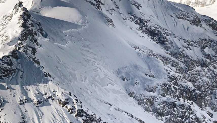 Erste, sehr grosse Lawinen, gingen mit den Schneefällen Ende November ab. Jedoch nur in hohen Lagen, dort, wo bereits flächig Altschnee lag – wie hier am Nordhang des Mutthorns (Lauterbrunnen, BE). Foto: SLF/N. Haehlen
