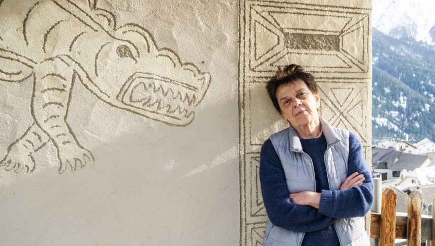 Angelika Overath wählt für das Bild die Begleitung eines Senter Drachen, der die Dämonen von den Häusern fernhält und sie beschützt. Foto: Barbara Esther Siegrist