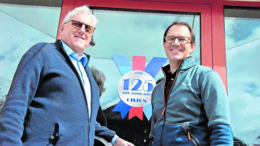 Jachen (a schnestra) e Dumeng Giston preschaintan il logo da 125 ons firma Giston ad Ardez e Samedan. fotografia: Nicolo Bass