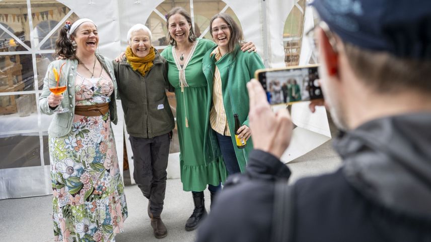 Die ehemalige Mitarbeiterin Vre Bertschinger aus Sent wird mit ehemaligen Schülerinnen fotografiert. Foto: Mayk Wndt