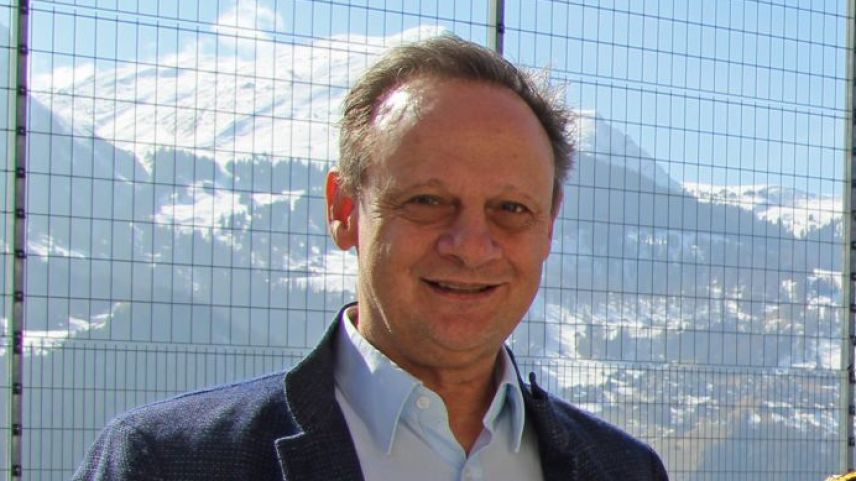 Stefan Engler sezza i'l comitè da l'iniziativa pels vadrets (fotografia: Gion Nutegn Stgier).