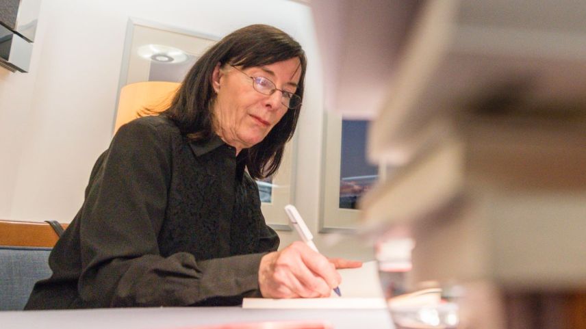 Leta Semadeni hat in Lavin ihr zweites Prosawerk «Amur, grosser Fluss» geschrieben (Foto: Jon Duschletta).