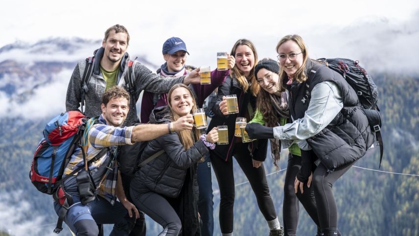 sülla fotografia as vezza üna gruppa da tuot quels chi han fat la spassegiada da Tschlin a Ramosch degustond la biera da ses bierarias (fotografia: Mayk Wendt).