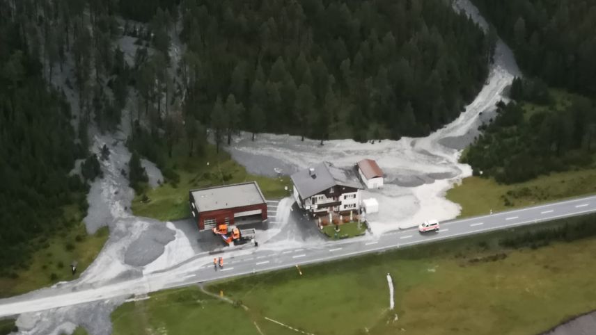 La via sül Pass dal Fuorn d’eira cuvernada cun üna vetta da material fin ün meter e mez. La via es statta serrada da lündeschdi saira fin in mardi mezdi (fotografia: mad).