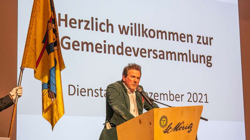 Der St. Moritzer Gemeindepräsident Christian Jott Jenny präsentierte anlässlich der Gemeindeversammlung vom Dienstagabend das Budget 2022. Foto: Reto Stifel