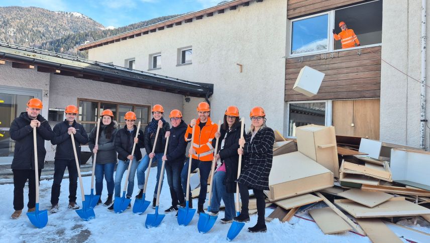 la prüma pallada respectivamaing la «prüma büttada» per la renovaziun da la scoula a Müstair in mardi, ils 27 da schner (fotografia: Georg Luzzi/RTR)