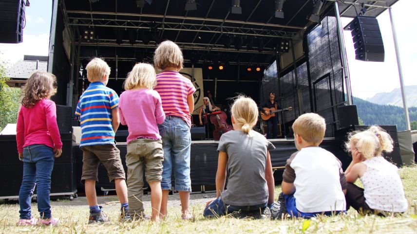 La spüerta a l’Open Air Chapella es attractiva eir pels iffaunts (fotografia: Jon Duschletta).
