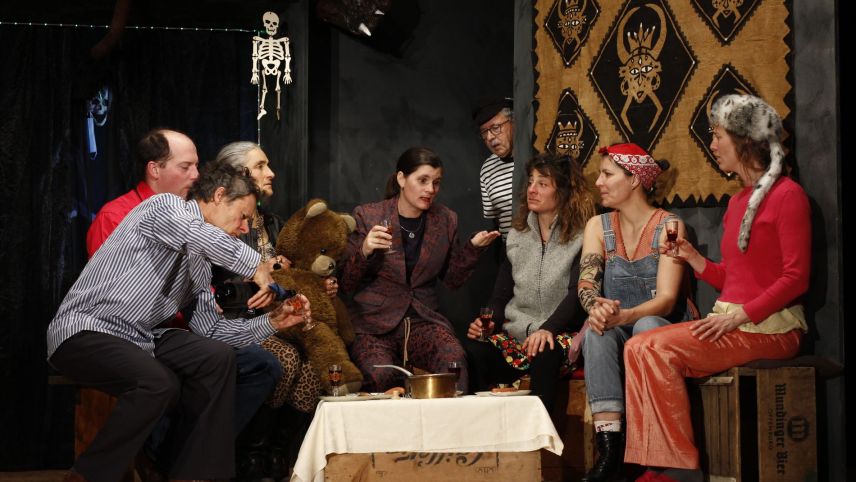 La revisura fosa Iwana Waser (Fadrina Hofmann, cun büschmaint brün) fa gnir malsgür als abitants dal parc (fotografia: Georg Luzzi/RTR).