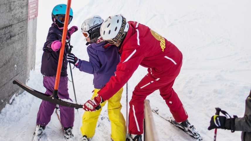 Impustüt in Engiadin’Ota vaivan magistras e magisters da skis grandas difficulteds da chatter ün dachesa temporar per quista stagiun d’inviern (fotografia: Keystone/Gaetan Bally).