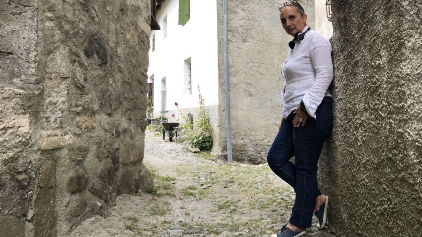 Patrizia Guggenheim in der Gassa Varlin in Bondo. Der Murgang blieb nur zwanzig Meter vor ihrem Wohnhaus stehen.             Foto: Marie-Claire Jur