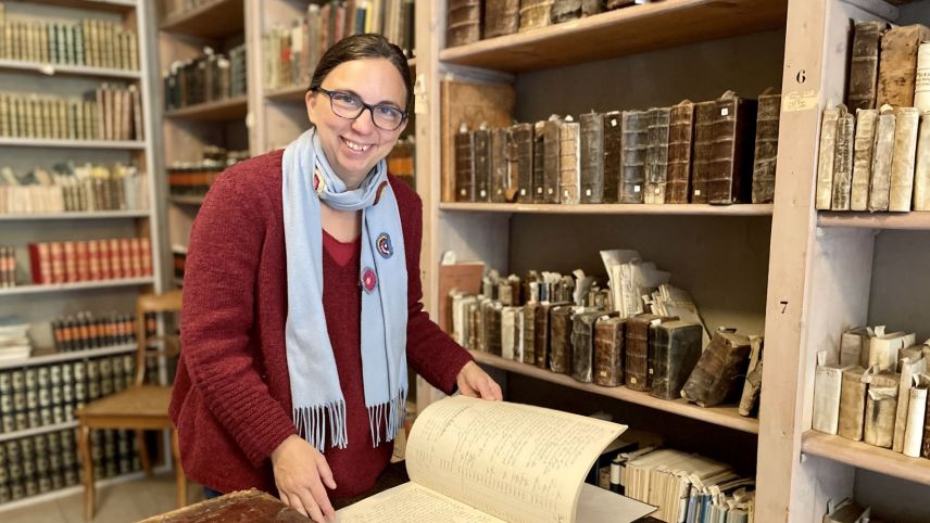 Antonia Bertschinger erforscht die Hexenprozesse in Graubünden. Foto: Fadrina Hofmann