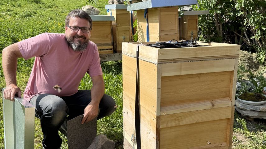 Imker und Künstler Curdin Tones mit dem verkabelten Bienenstock. Foto: Fadrina Hofmann