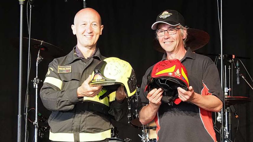 Elvio Porcedda und Daniel Büchi (rechts) tauschen ihre Feuerwehrhelme. Fotos: Nicolas Binkert