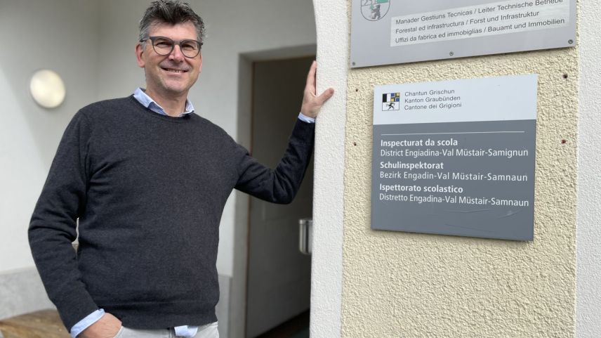 Für Bezirksinspektor Curdin Lansel ist jeder erste Schultag wieder etwas Besonderes. Foto: Fadrina Hofmann