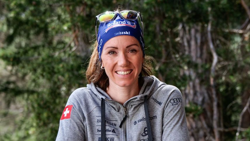 Selina Gasparin ist auch drei Wochen nach ihrem Rücktritt noch durch und durch Spitzensportlerin. Beim Fototermin denkt sie zu allererst an ihre treuen Unterstützer: «Das bin ich meinen langjährigen Sponsoren schuldig.» Foto: Jon Duschletta