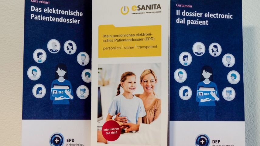 Die E-Patientendossier-Broschüren von eHealthSuisse, der Kompetenzstelle von Bund und Kantonen und vom gemeinnützigen Verein eSanita (Mitte). Foto: Jon Duschletta