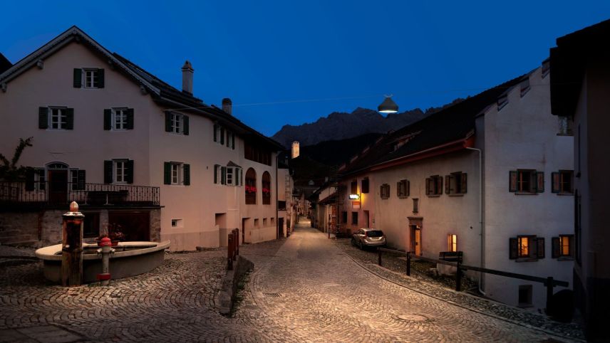 Il Plan Lumière dal cumün da Scuol prevezza d’adattar l’iglüminaziun publica per plazzas, vias e monumaints istorics. In ün prüm pass dess quel gnir realisà ad Ardez (fotografia: nachtaktiv GmbH).