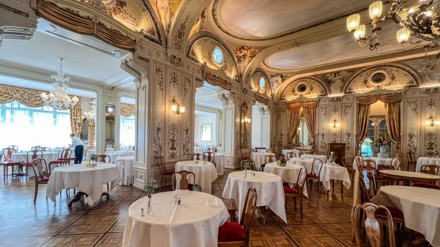 Blick in den Speisesaal des Hotel Kronenhof Pontresina.