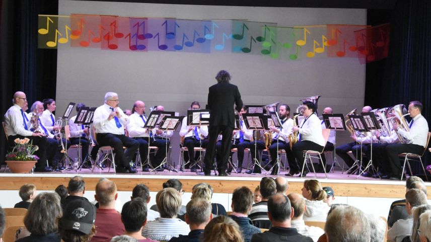 La Musica Concordia Ardez cun lur nouv dirigent Reto Mayer in occasiun dal concert annual in dumengia avantmezdi ad Ardez (fotografia: Nicolo Bass).