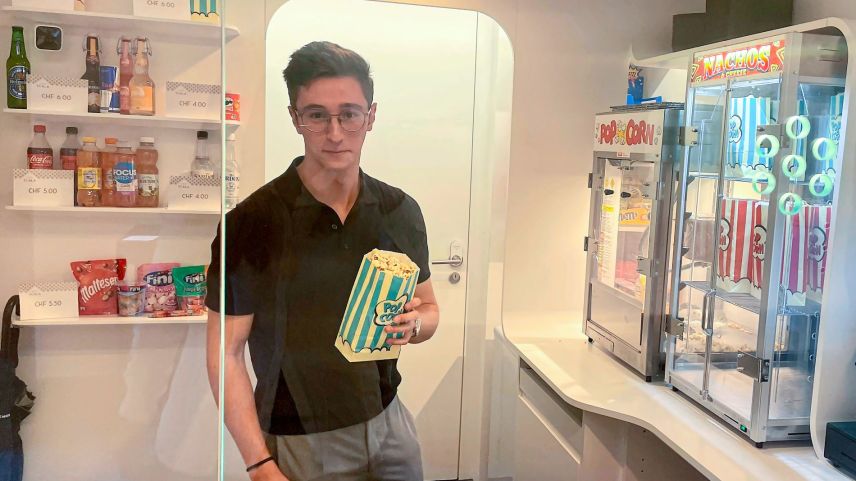  José Santos an der Kinokasse....