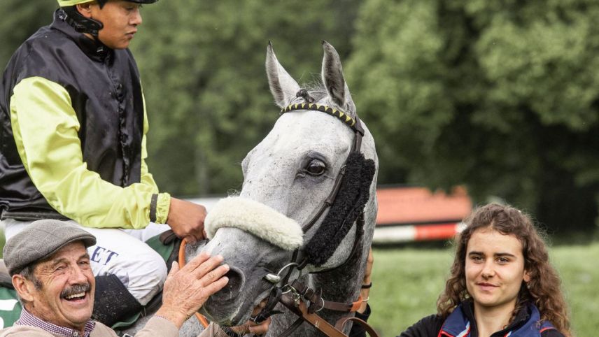 Duri Casty aus Zuoz mit Jockey Thomas Gillet, der Pferdeführerin Aline und dem siegreichen «Fou de Rêve». Foto: Animalrace/Michèle Forster