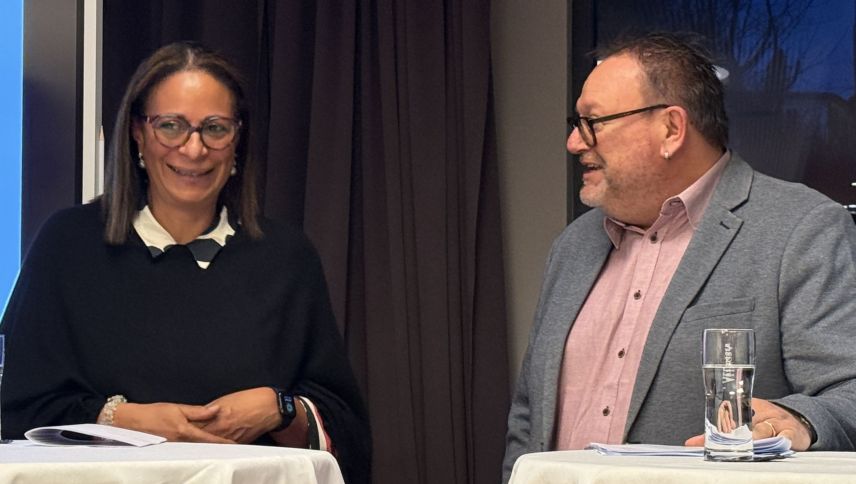 La presidenta cumünala da Val Müstair in discuors cul moderator. fotografia: Fadrina Hofmann