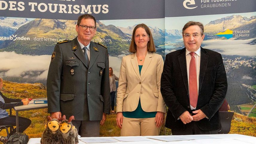 Brigadier Marcel Amstutz, HFT-Schulleiterin Judith Meilwes und der Vorsitzende der Geschäftsleitung der Academia Engiadina, Sigi Asprion (von links) nach der Vertragsunterzeichnung.	Foto: Reto Stifel