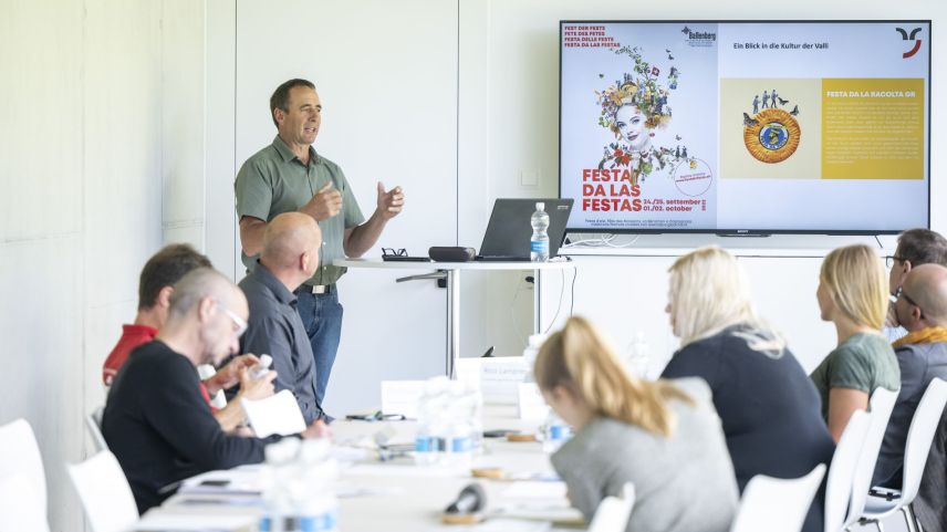 Rico Lamprecht, grondcusglier per la Val Müstair ha declerà co cha la Val Müstair as preschainta a la «Festa da las festas» chi ha lö d’utuon i’l museum al liber Ballenberg (fotografia: Mayk Wendt).