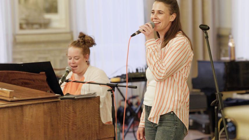 Eir Sidonia Caviezel e Nina Mayer da la fuormaziun Mi'Amia han chantà per la Büvetta (fotografia: Dominik Täuber)