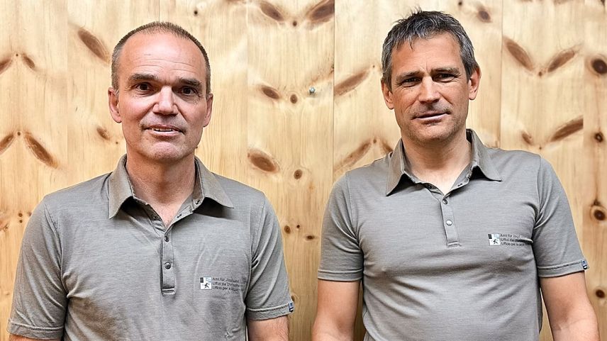 Marcel Michel, links, mit Adrian Arquint vom AJF. Foto: Kanton Graubünden