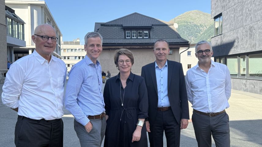 Wiedergewählter Verwaltungsrat der Academia Engiadina, v.l.n.r.: Dr. Rolf Widmer, Jon Erni, Karin Metzger Biffi, Thomas Malgiaritta, Dr. Andreas Schubiger. Foto: z. Vfg