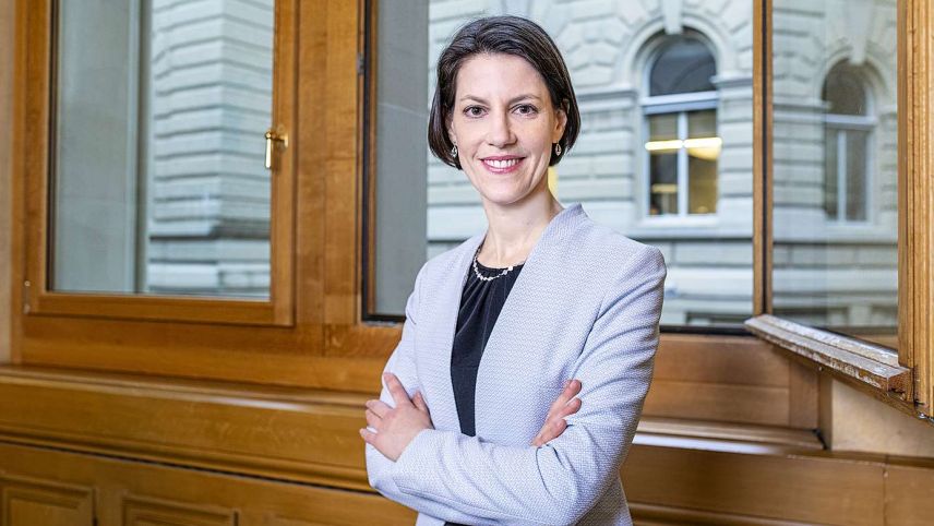 Ella sto esser calma in situaziuns hecticas ed adüna flexibla e discreta – Seraina Pedrini, co-manadra da la secziun per affars dal Cussagl federal. fotografia: mad