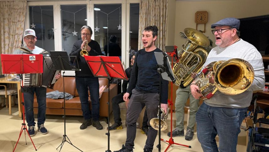 Ses dals 7 Nanins pro ün concert illa partiziun da chüra da l'Ospidal da Scuol (fotografia: Fadrina Hofmann).