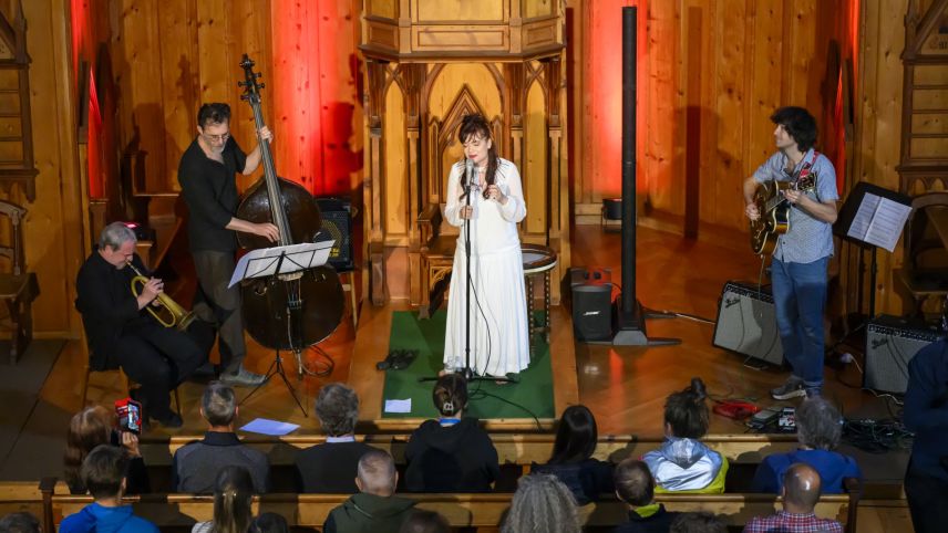 Das Matthieu Michel Quartet am Festival da Jazz in der Eglise au bois in St. Moritz-Bad mit von links: Flügelhornist Matthieu Michel, Bassist Patrice Moret, Sängerin Elina Duni und Gitarrist Rob Luft. 