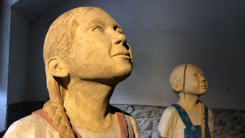 Expressive Kindergesichter dank feinster Holzarbeit. Foto: Marie-Claire Jur