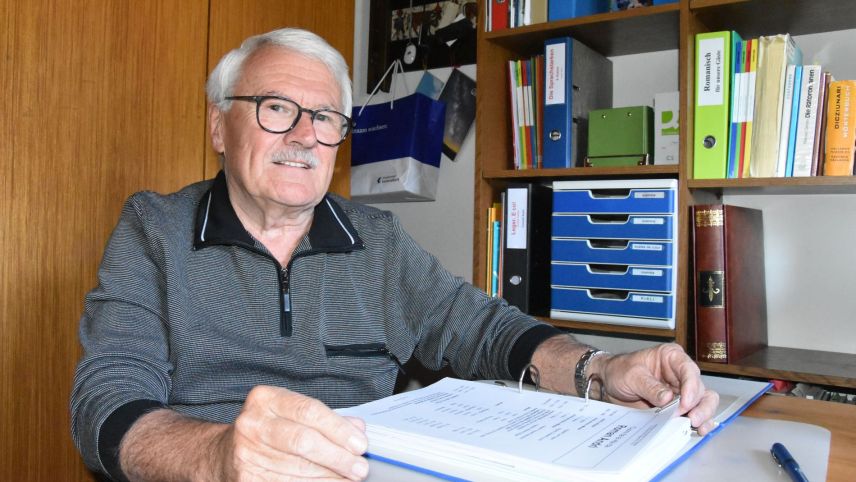 Roman Andri (74) da Müstair sföglia in seis ordinatur ed es stupefat da tuot quai ch’el ha organisà e realisà dürant sia vita (fotografia: Nicolo Bass).