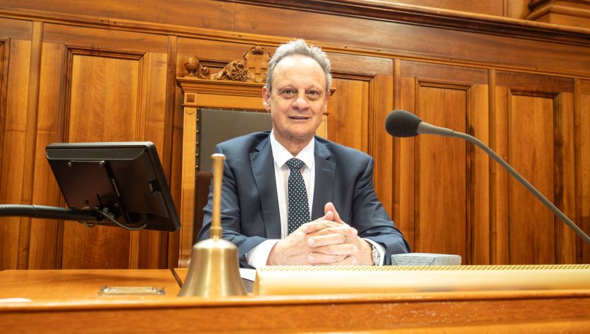 Ständeratspräsident Stefan Engler auf dem «Chefsessel». Er sagt: «Dieses Amt ist mir für ein Jahr geliehen. Es wird von mir erwartet, dass ich es nach einem Jahr auch wieder unbeschadet zurückgebe.» Foto: Jon Duschletta