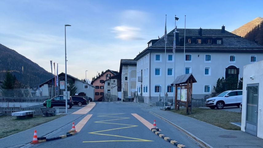 I’ls contuorns da l’Hotel Chesa Colani dess gnir fabricheda üna plazza cumünela cun zona d’inscunter (tempo 20) (fotografia: Martin Camichel).