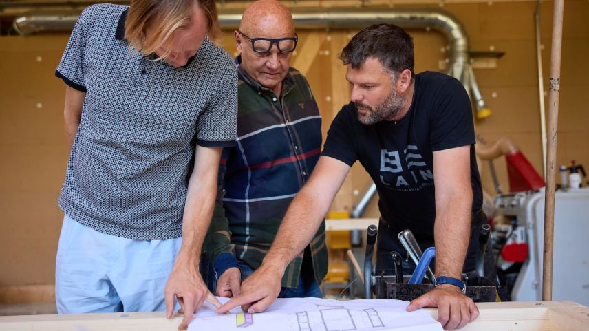 Ils pioniers chi fabrichan üna chasa cun strom e lain: marangun Michi Beer, architect Werner Schmidt e mainafabrica Jon Armon Rauch (da dretta). 