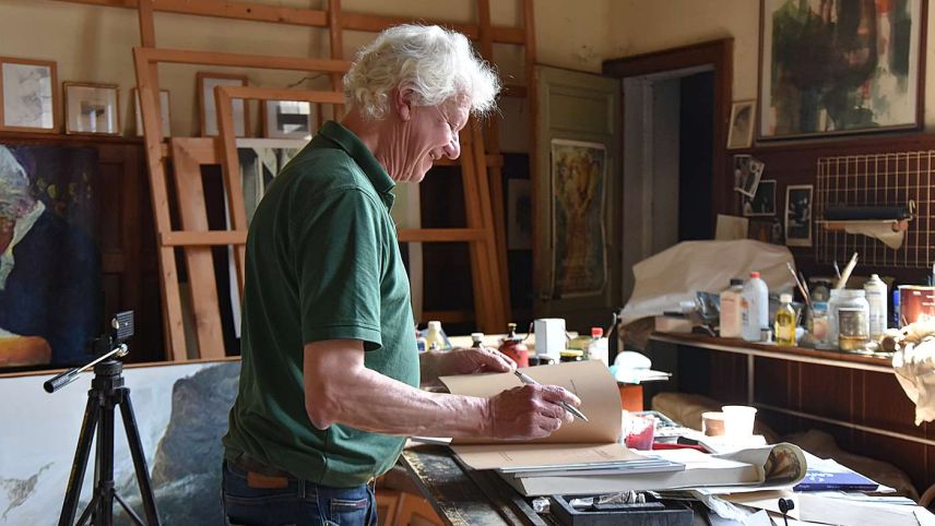 Bruno Ritter beim Arbeiten in seinem Atelier in Chiavenna. Foto: Urs Oskar Keller