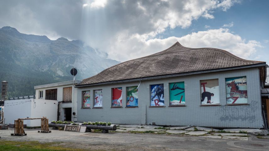 Die St. Moritzer Reithalle mit dem charakteristischen Dach. Die Zukunft des 1910 erstellten Bauwerkes dürfte sich bis spätestens Ende des kommenden Jahres entscheiden. 
Foto: Reto Stifel