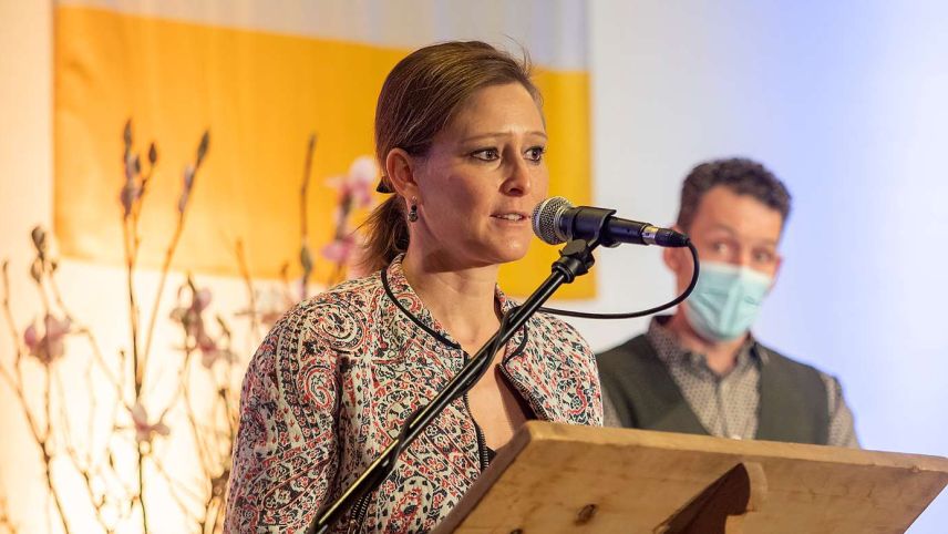 Preisträgerin Martina Gammeter und EP/PL-Chefredaktor Reto Stifel bei der Dankesrede. Foto: Daniel Zaugg