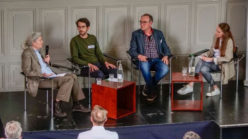 Das Podium, v.l.: Barbara Bauer, Benjamin Ben Poignon, Hanspeter Niggli und Moderatorin Katharina Brenner.