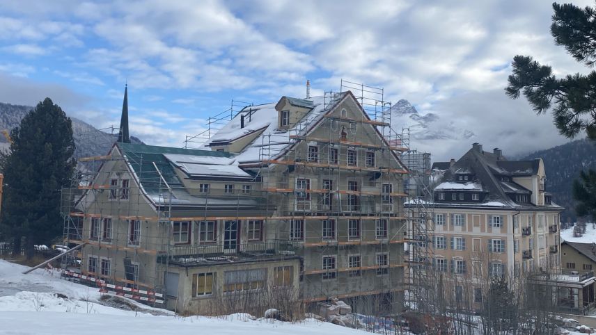 Davent da la stagiun d’inviern 2022/23 vessan da retrer ils prüms giasts lur staunzas illa chesa Bellaria (fotografia: Martin Camichel).